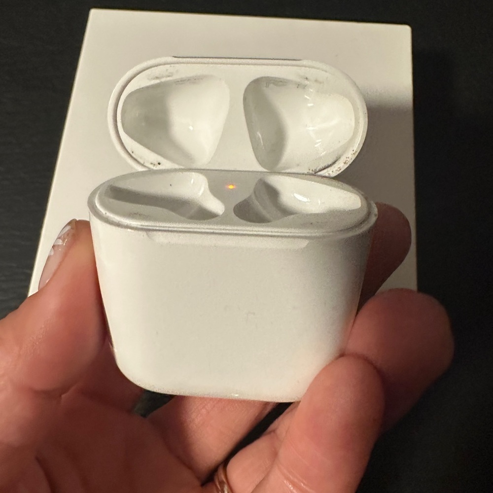 Apple Airpods 2nd Generation — CHARGING CASE ONLY